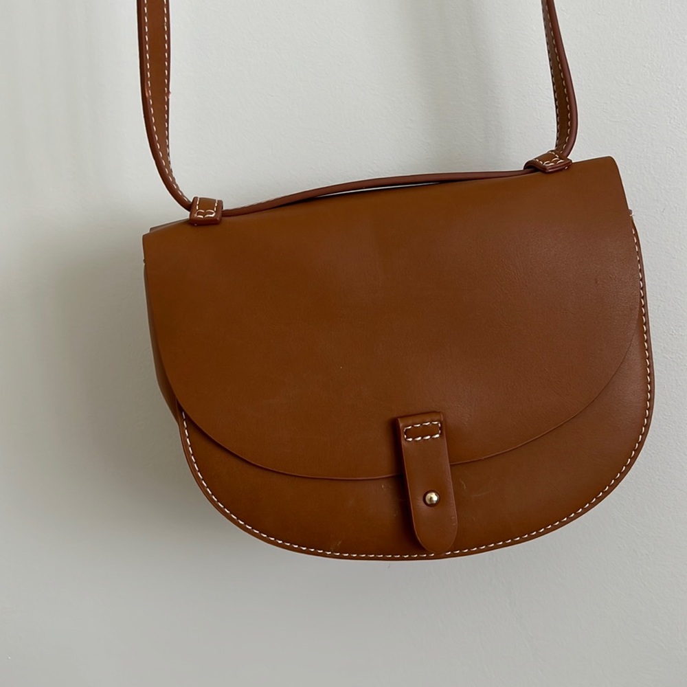 GAP. Purse . Bag. Can go across body. Never used